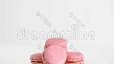 玻璃糖果架上的粉红玛卡龙